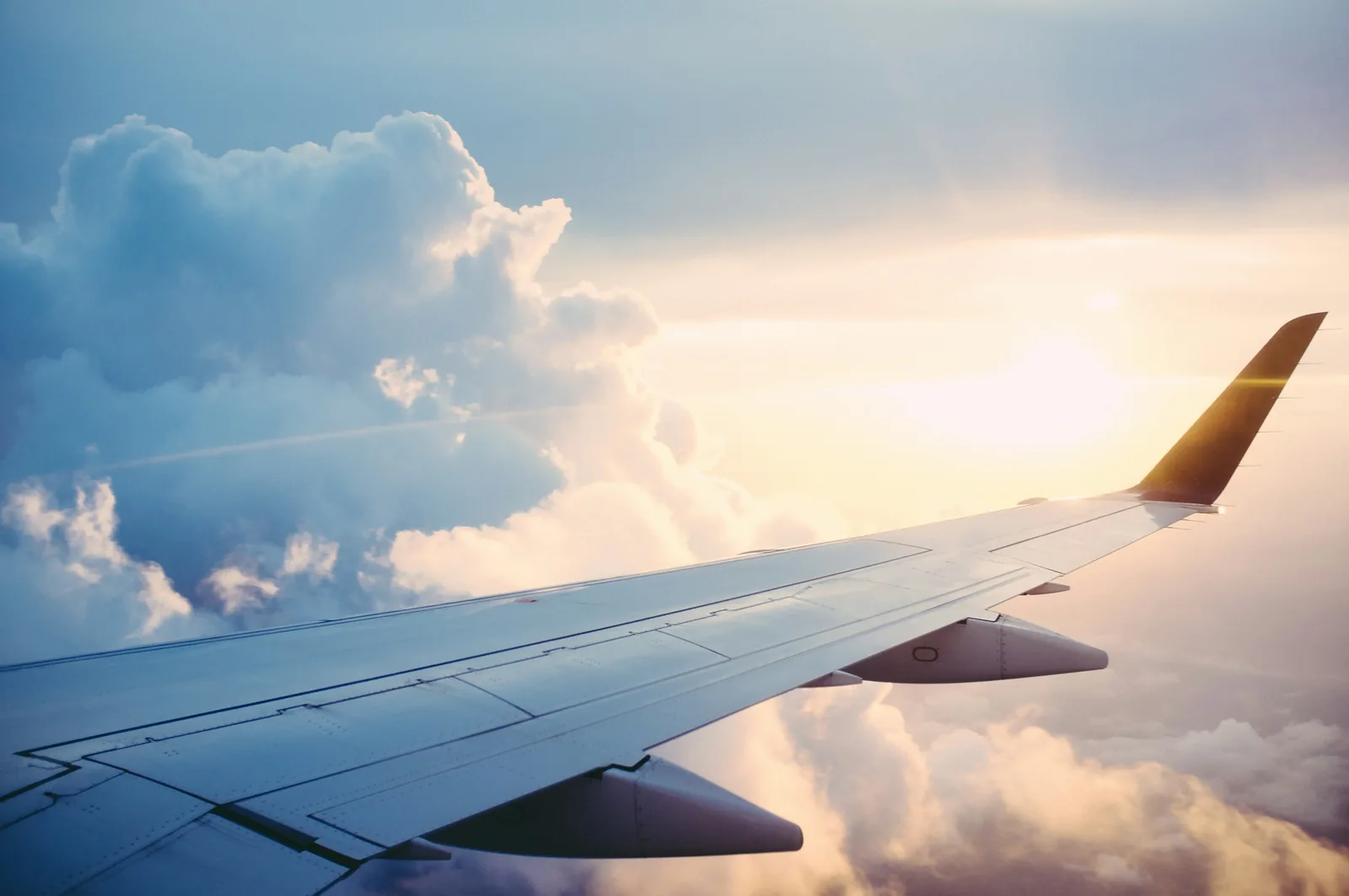 Ala de avión sobre las nubes al atardecer