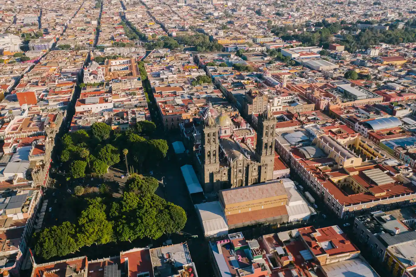 Casas de colores en una calle tranquila de México