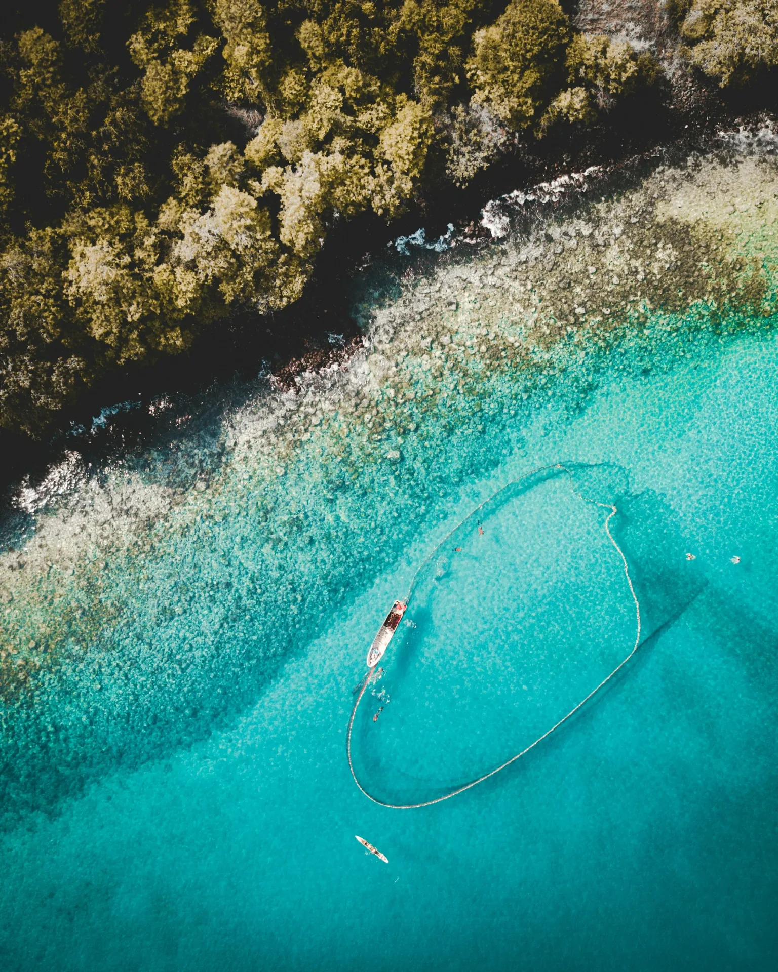 Barcas de pesca en las aguas cristalinas de Santo Tomé